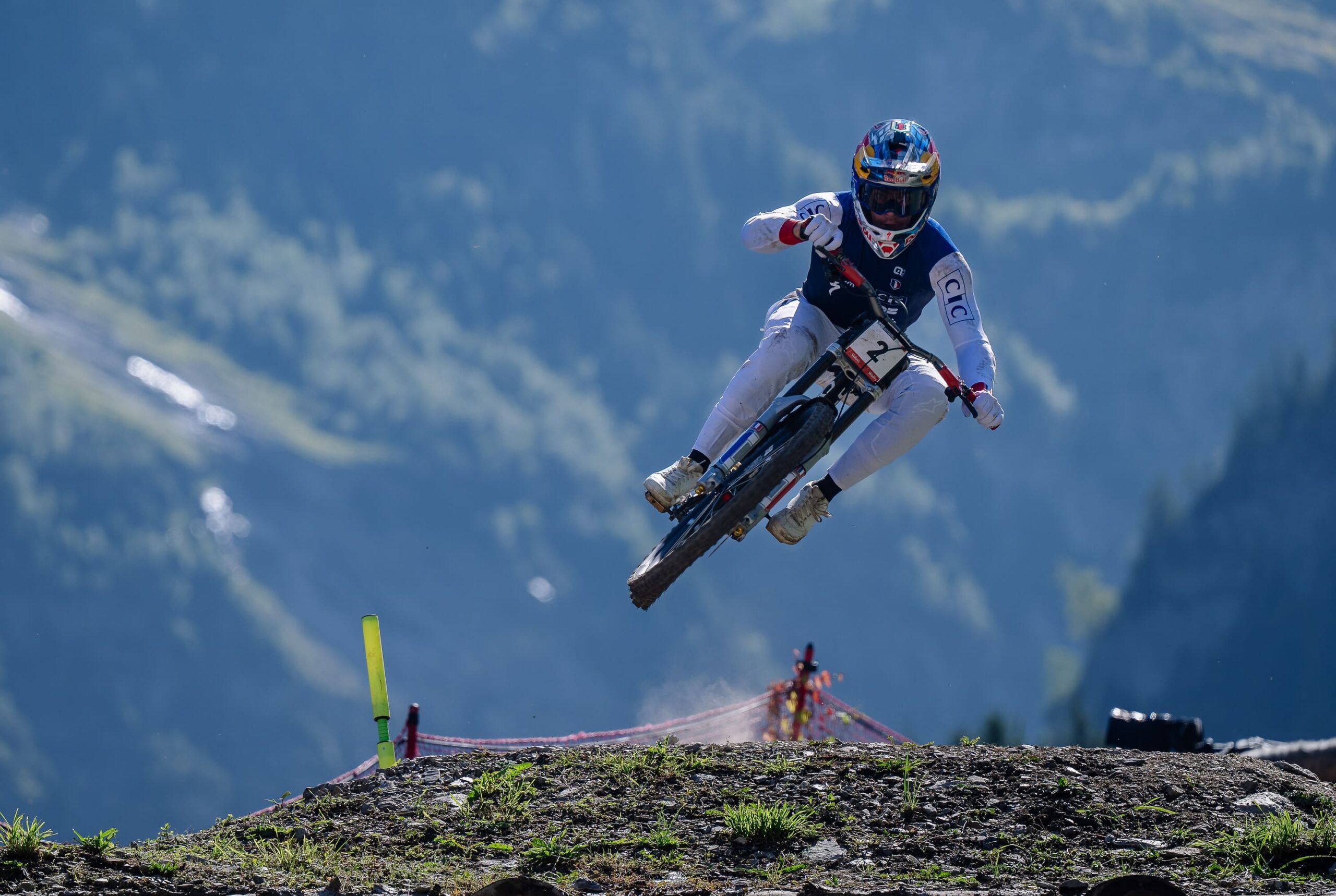 VTT-DH-sport-extreme-risque-spectaculaire-montagne(1)