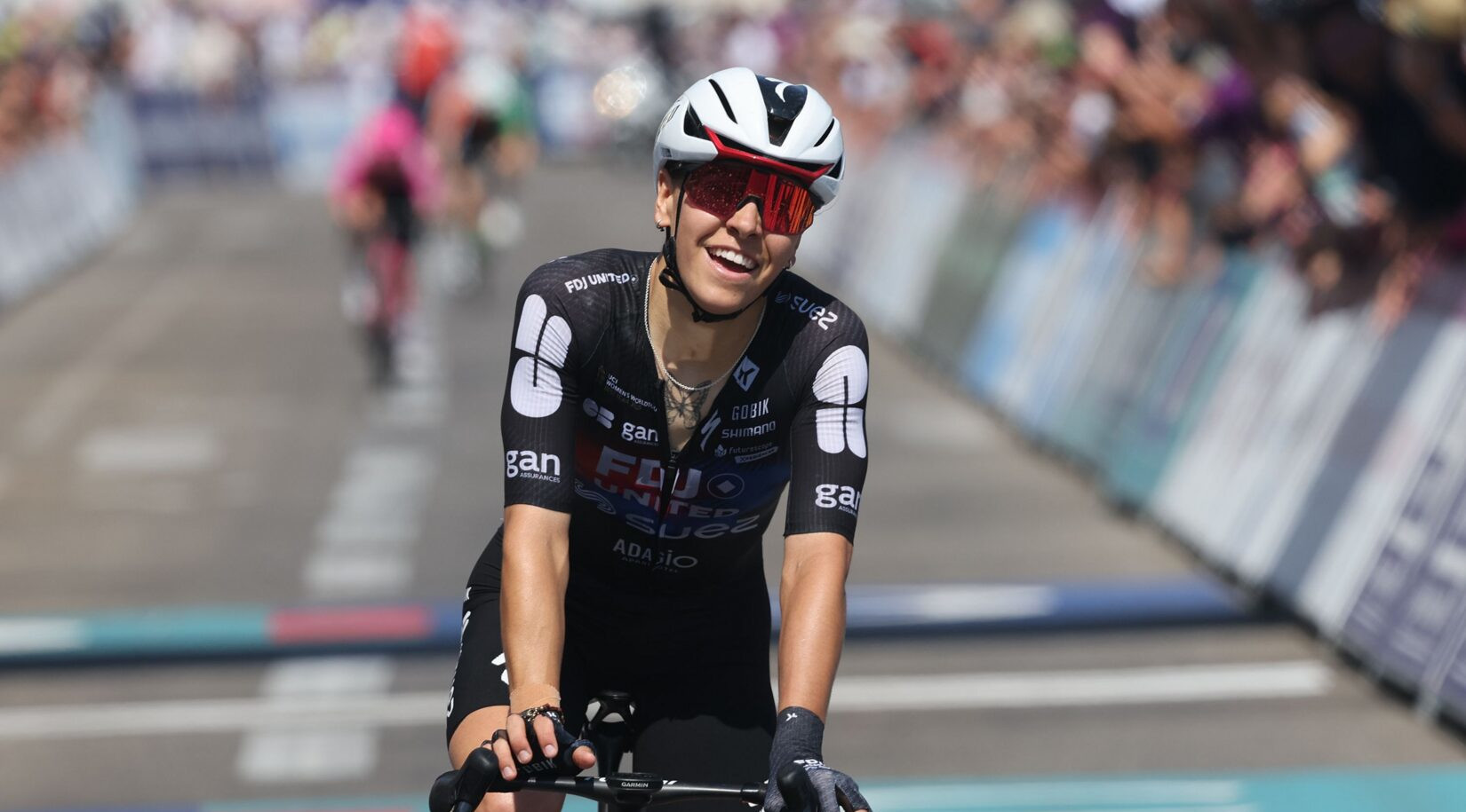 championne-heureuse-cyclisme-route-arrivee-victoire