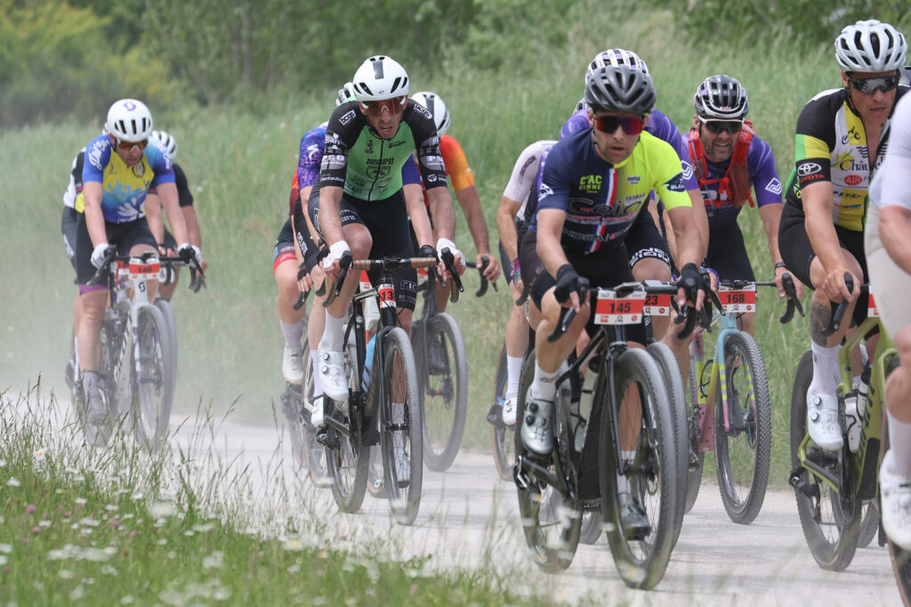 aventure-ou-competition-effort-sport-physique-gravel-nature(1)