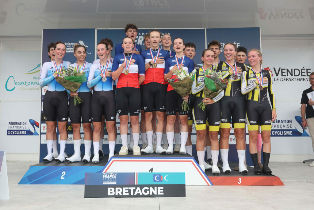 Podium contre-la-montre en relais mixte